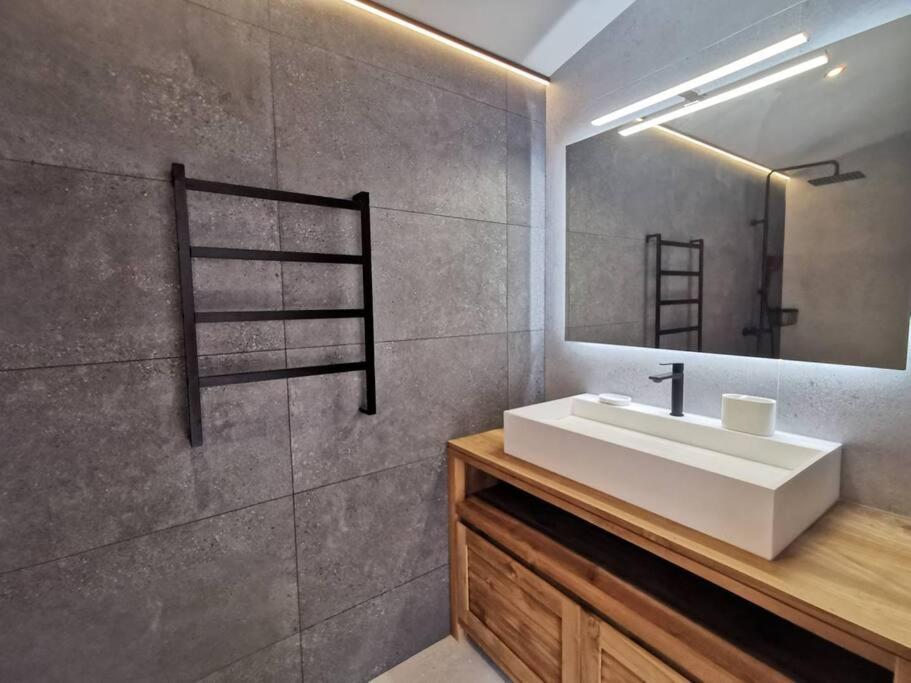 Summer Cosy - Villa Classee 4 Etoiles - 2 Suites Avec Piscine Chauffee Et Jacuzzi Integre Idealement Situee Chemin Summer Saint-Gilles Les Bains Extérieur photo